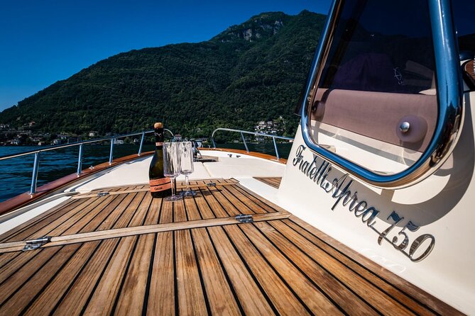 1H Private Cruise on a beautiful wooden speedboat on Lake Como - Moltrasio: Versace’s Villa From the Water