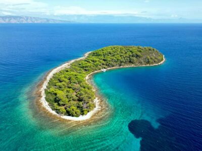 3 Islands Speedboat Tour: Golden Horn, Blue Lagoon & Jelsa - Zirje Beach (25 minutes): short snorkel stop, big payoff