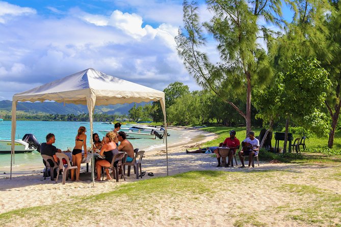 5 Islands Speedboat Cruise incl. Snorkeling in Blue Bay + Lunch at Ile aux Cerfs - Getting started at Blue Alizé Catamaran (and why parking matters)