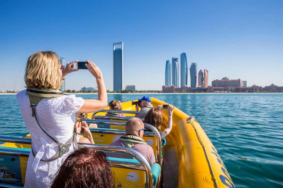 Abu Dhabi: Guided Speedboat Sightseeing Tour - Speed and skyline from the Persian Gulf