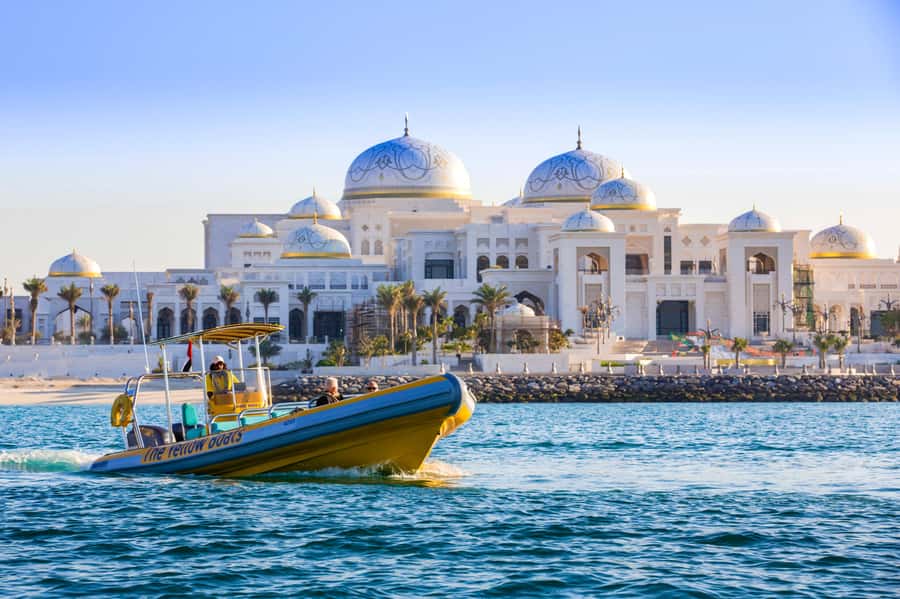 Abu Dhabi: Guided Speedboat Sightseeing Tour - Guide style, live commentary, and how it makes the photos better