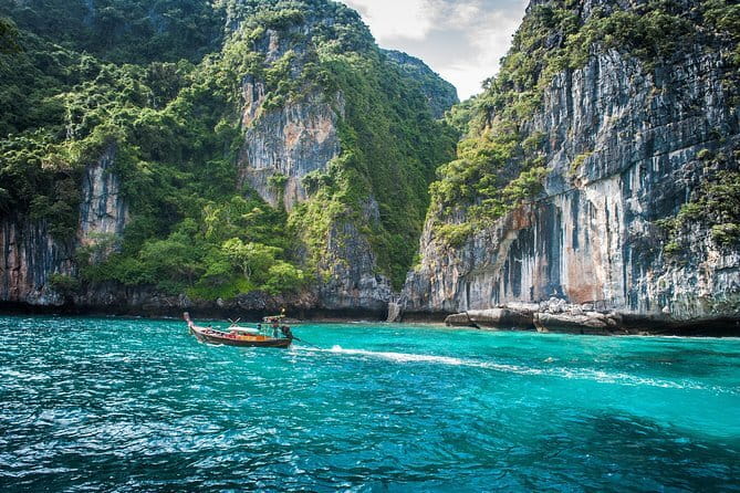 Beat the Crowds: Earlybird Phi Phi Islands by Speedboat - On the water: speedboat group size and safety focus