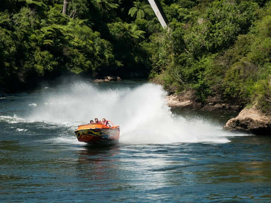 Cambridge: Waikato River 45-Minute Extreme Jet Boat Ride - V8 Jet Boat Thrills: 80 km/h Runs and 360 Spins
