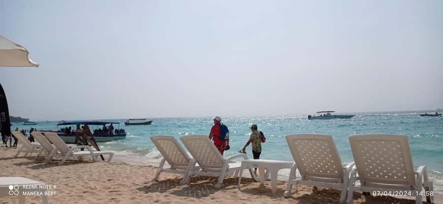 Cartagena: All-Inclusive Rosario Islands Speedboat Tour - When guides and groups change the vibe