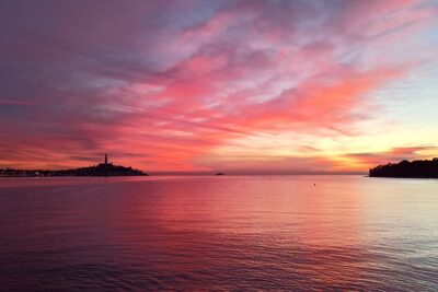 Dolphin Watching Sunset Speedboat Tour with Drinks in Rovinj - Getting On Board: Pier-End Pickup and Easy Boat ID