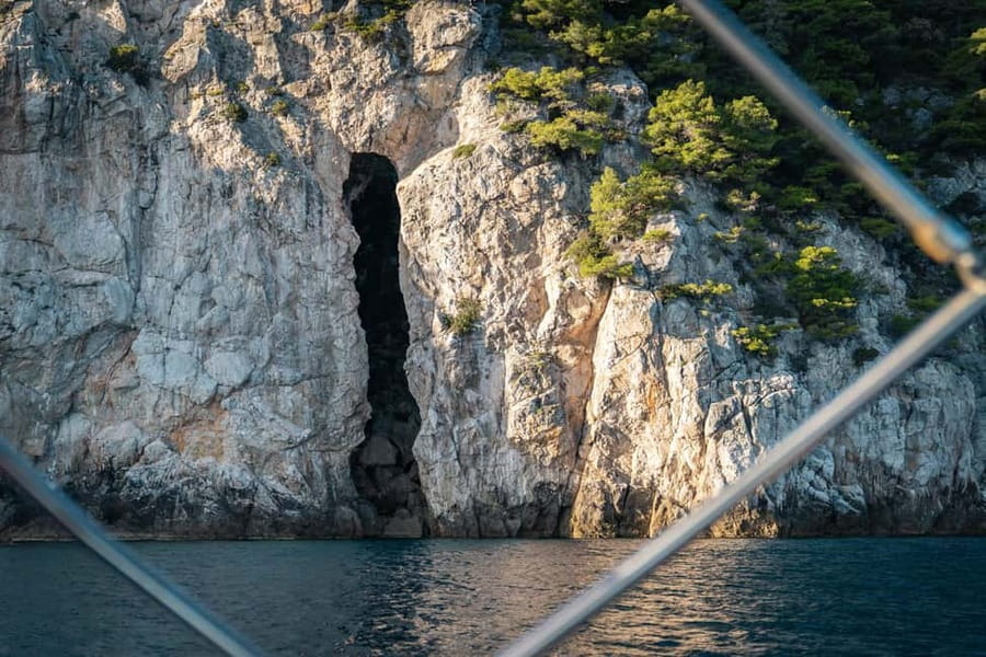 Dubrovnik: Private speedboat tour of Elafiti islands - What’s included on board: skipper, pickup, and drinks that reduce decision fatigue