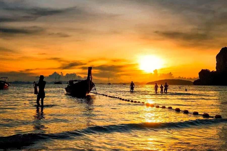 From Phi Phi Don:Sunset and Plankton Snorkeling by Speedboat - First step: the 11:30 meeting and how the day gets moving