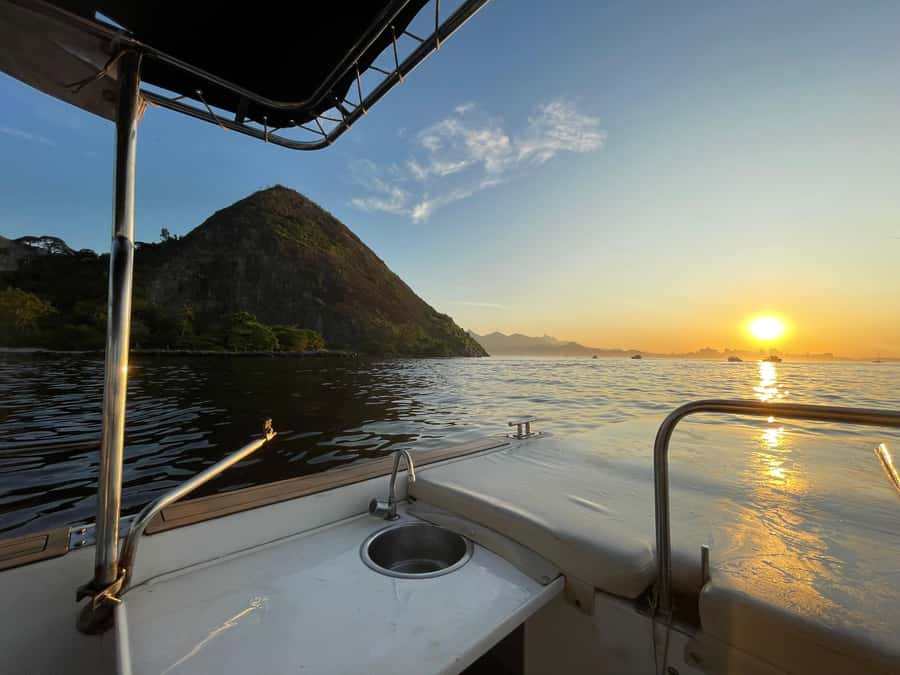 From Rio de Janeiro: Private Speedboat Tour - On-board BBQ: you bring the food, the sailor handles the cooking