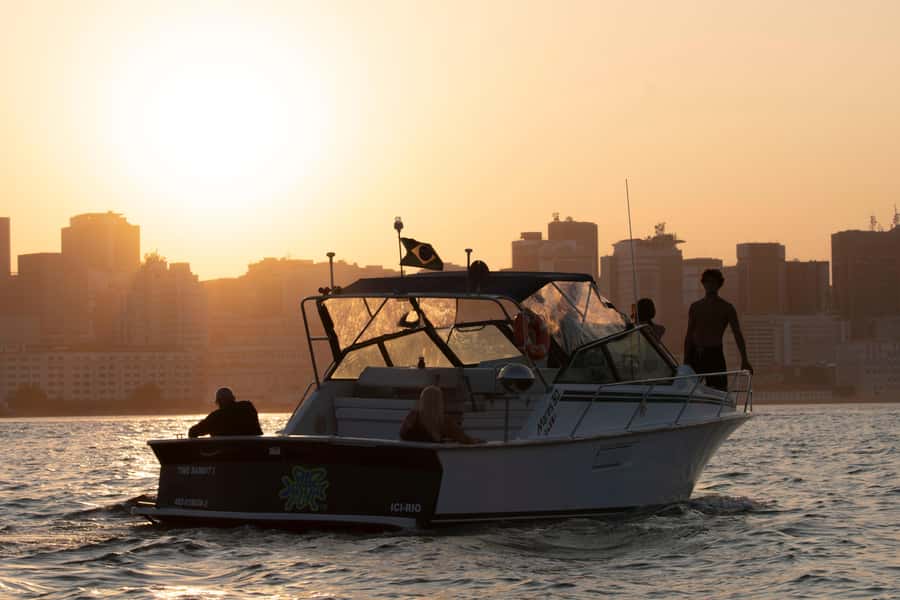 Glória: Sunset Speedboat Cruise with Drinks and Snacks - Marina da Glória Start: where the Rio sunset trip actually begins