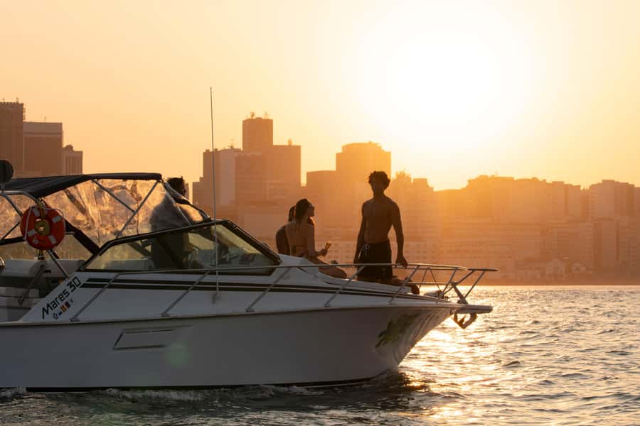 Glória: Sunset Speedboat Cruise with Drinks and Snacks - Niterói MAC Photo Break: modern architecture with big city views