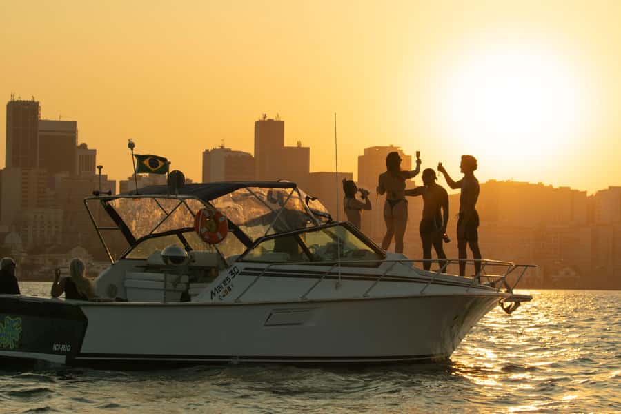 Glória: Sunset Speedboat Cruise with Drinks and Snacks - Adão and Eva Beach Swim: 50 minutes to reset in the water