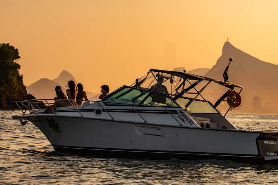 Glória: Sunset Speedboat Cruise with Drinks and Snacks - Guanabara Bay Landmarks: Santos Dumont and Ilha Fiscal from the water