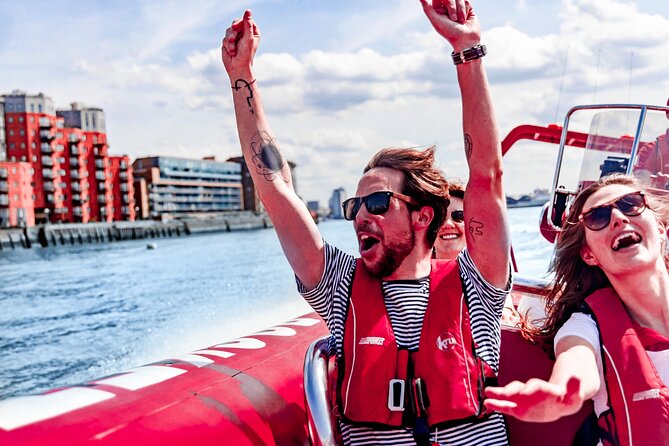 High-Speed Thames River Speedboat in London - Canary Wharf and Docklands: the fast run past the modern skyline