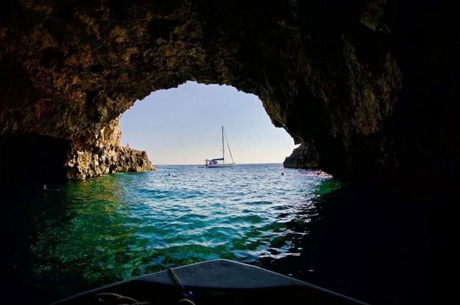 Hvar:Blue & Grenn Cave and Vis Island Private Speedboat Tour - Biševo and the Blue Cave: the shuttle-boat moment on Vis