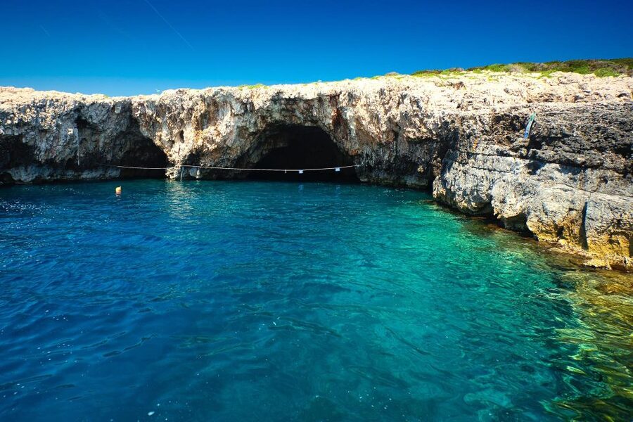 Hvar:Blue & Grenn Cave and Vis Island Private Speedboat Tour - Lunch on Vis: local food with sea views