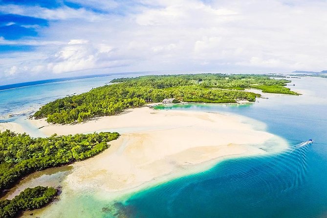 Ile aux Cerf: Speed boat with Parasailing & Tube Riding and Lunch - Tube Riding on the Water: Fast Fun Over Banana-Shaped Gear