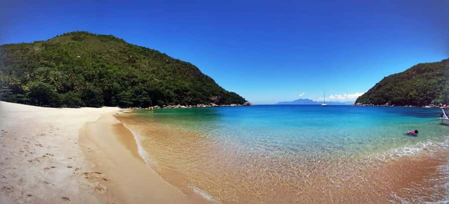 Ilha Grande: 360° Circumnavigation Speed Boat Tour - 8h - State Park passes: where the views and wildlife spotting matter