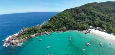 Ilha Grande: 360° Circumnavigation Speed Boat Tour - 8h - Vila do Abraão start: check-in, wristband, and a real safety briefing