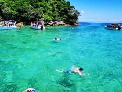 Ilha Grande: 6-Hour Speedboat Tour to Blue and Green Lagoons - Getting to Vila do Abraão and the Caiçara Turismo Meeting Point