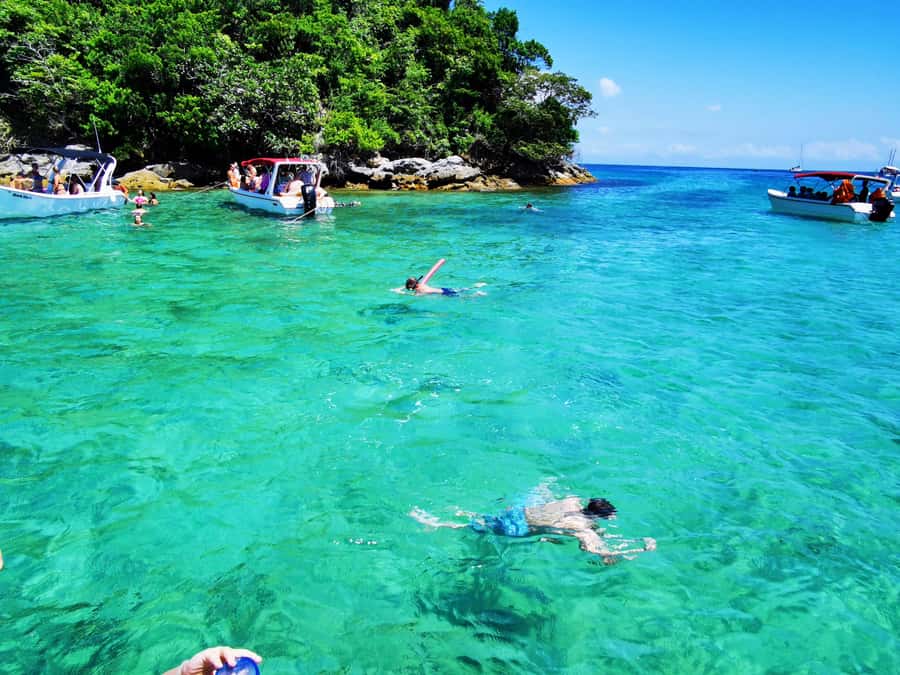Ilha Grande: 6-Hour Speedboat Tour to Blue and Green Lagoons - Getting to Vila do Abraão and the Caiçara Turismo Meeting Point