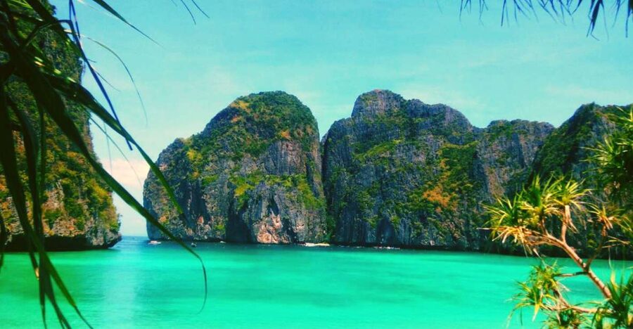 Ko Lanta: Phi Phi Day Trip by Speed Boat - Comfort, crowding, and safety on a packed-speed-boat day