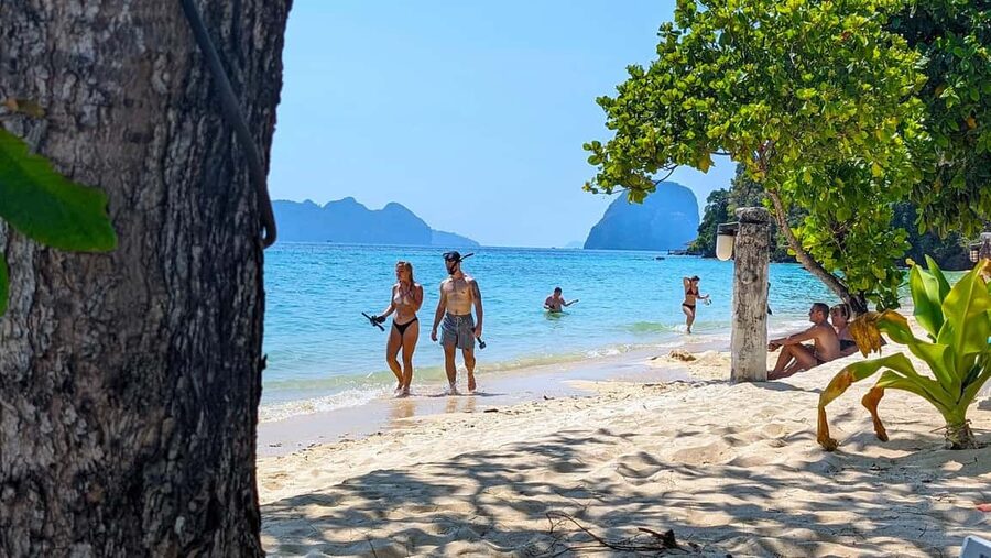 Koh Lanta: 4 Islands Speedboat Tour Emerald Cave & Ko Kradan - Koh Chuek stop: quick turquoise waters and first snorkeling chance