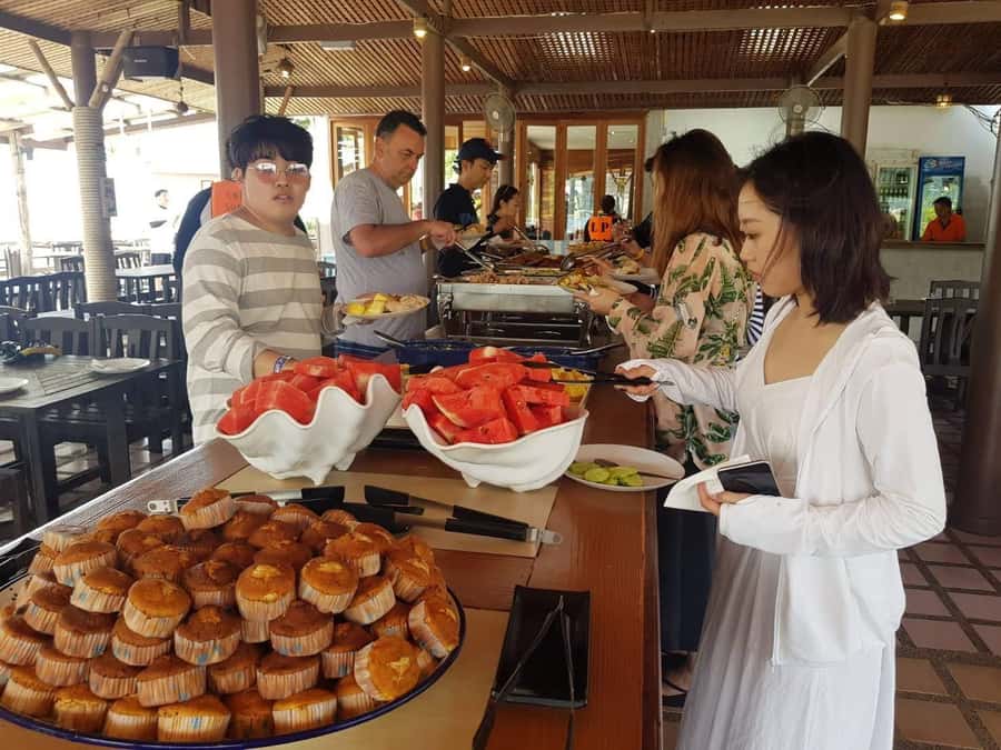 Koh Samui: Koh Nangyuan & Koh Tao Speedboat Tour with Lunch - Getting to Bang Rak Pier: minivan comfort and the Lomlahk Khirin briefing