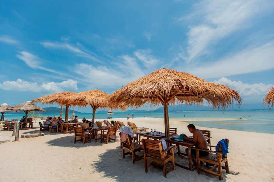 Koh Samui: Pig Island & Koh Tan Speedboat Tour with Lunch - Lunch and drinks: a practical reset point in the schedule