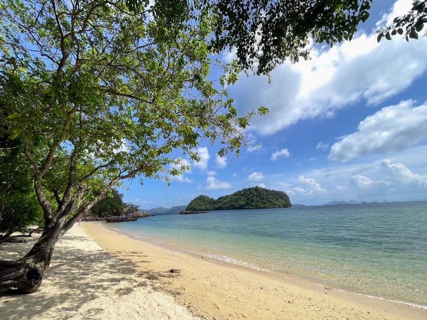 Krabi's Hong Island Speed Boat Blast with 360° Viewpoint - Hong Lagoon: the emerald-lake moment and where the photos come from