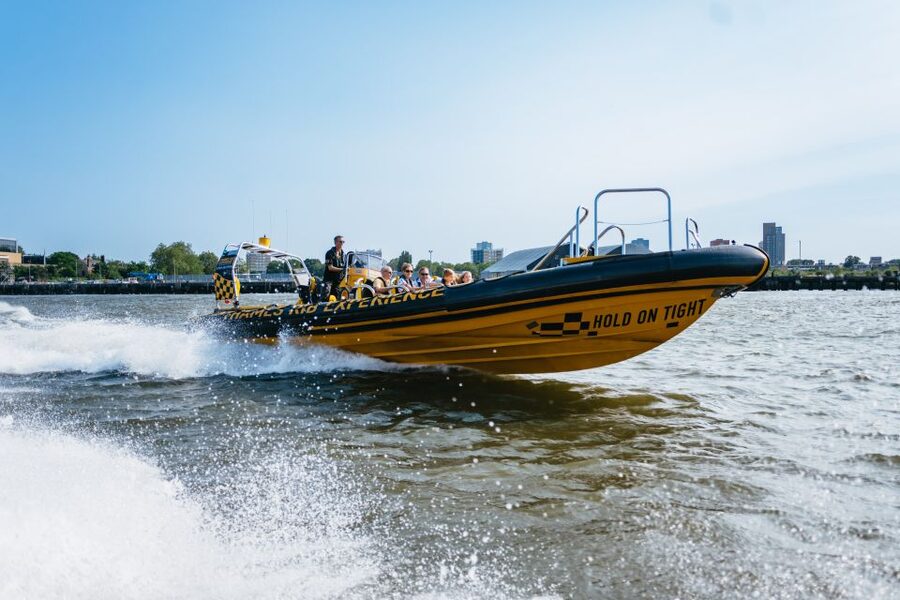 London: 45-Minute Speedboat Sightseeing Tour - Crew and Commentary: The Spy-Story Part You Do Not Skip