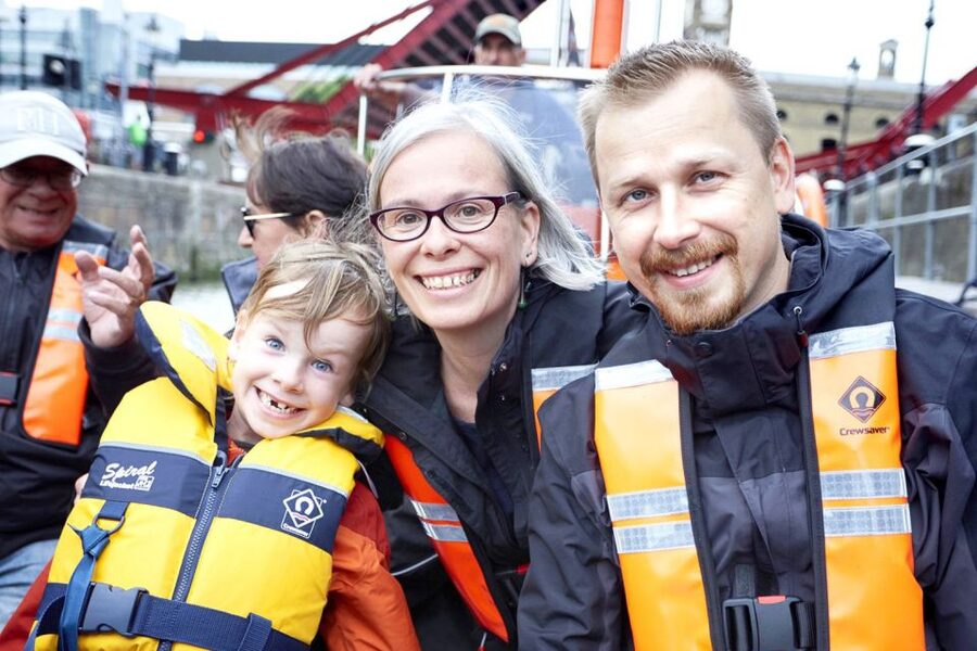 London: Speedboat Tour Through Heart of the City - Tips to make your ride better: gear, timing, and photo strategy