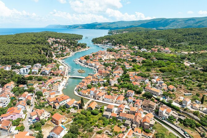 Makarska: 3-Island Golden Horn and Blue Lagoon Speedboat Tour - Stop 2: Zlatni Rat (Golden Horn) on Brač for Dockside Swim Time