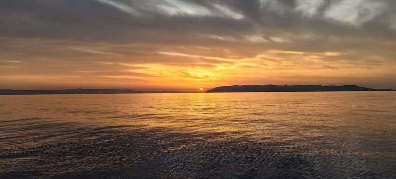 Makarska: Speedboat Sunset Tour to hidden bay on island Brač - The Return: Sunset Color Over Makarska and the Scenic Ride Back