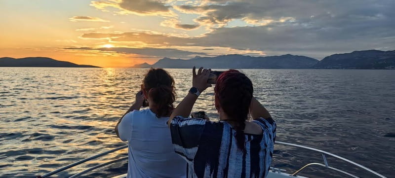 Makarska: Speedboat Sunset Tour to hidden bay on island Brač - Small-Group Comfort and What You’ll Notice Onboard