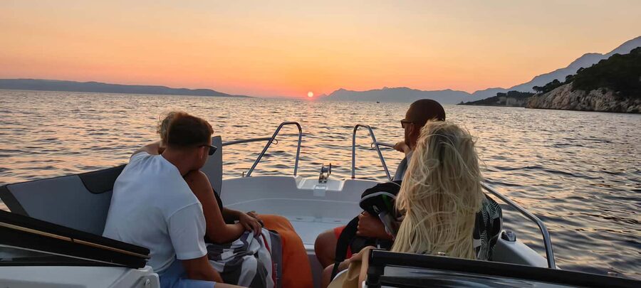 Makarska: Speedboat Sunset Tour to hidden bay on island Brač - Getting to Brač Island: The 20-Minute Speedboat Cruise Out of Makarska