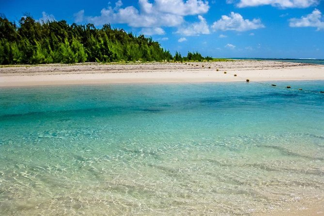 Marvelous Ile aux Cerf island: Speed Boat, Parasailing, Lunch & GRSE waterfall - Speedboat to Ile aux Cerfs: why the ride is part of the fun