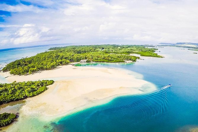 Marvelous Ile aux Cerf island: Speed Boat, Parasailing, Lunch & GRSE waterfall - GRSE Waterfalls on the return: nature, wildlife, and a change of pace