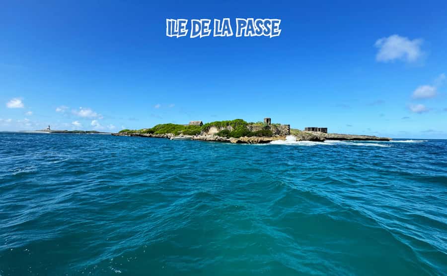 Mauritius: 5 Islands of the East Speedboat Tour with BBQ - Île de la Passe: naval history vibes without needing a museum ticket