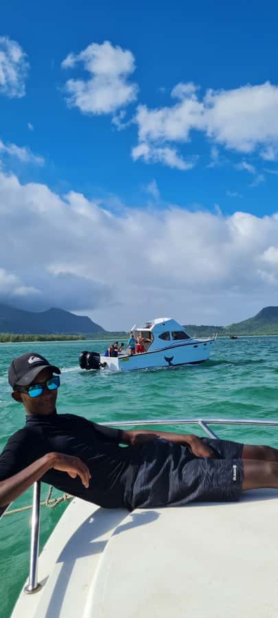Mauritius: Snorkel and Swim with Dolphins on Speedboat Tour - Drinks and the Small Expectation Check