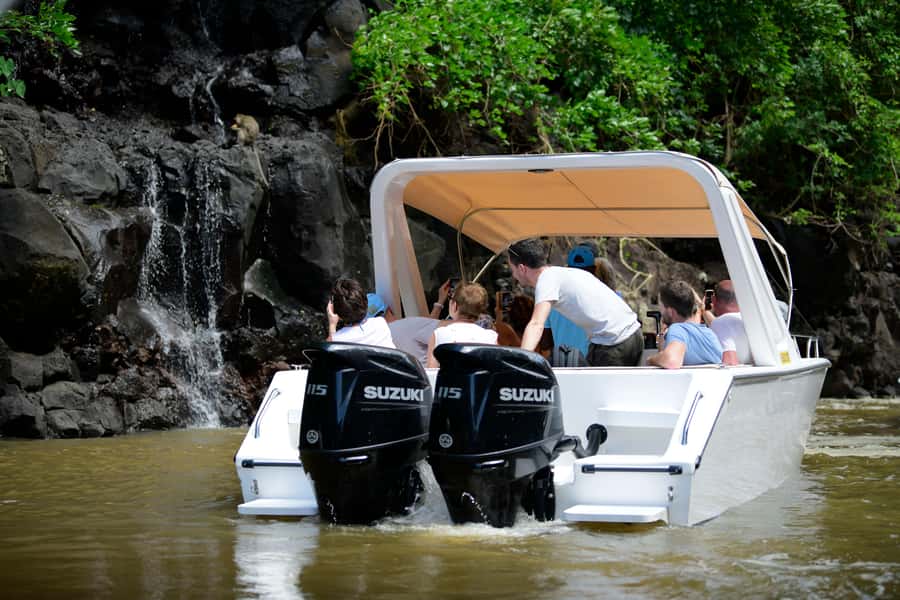 Mauritius: Speedboat Ile aux Cerfs, GRSE Waterfall, BBQ, Bar - Speedboat to Ile aux Cerfs: why the ride is half the fun