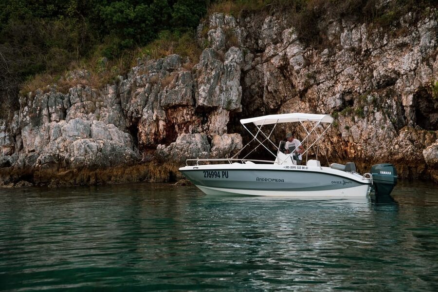 Medulin: Morning on Speedboat with Cave & Island Snorkeling - Skipper Luks and the small-group feel: why it matters more than you think