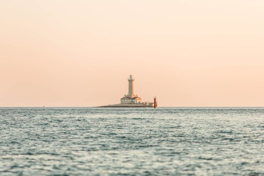 Medulin: Sunset on Speedboat with Lighthouse and Wine - Otočić Porer and the Lighthouse Stop: Wine, Photos, and the Sunset Moment