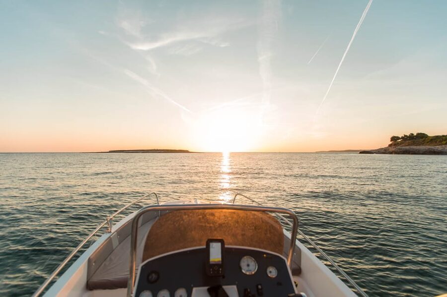 Medulin: Sunset on Speedboat with Lighthouse and Wine - The Speedboat Segment After the Lighthouse: How the Timing Keeps It Fun
