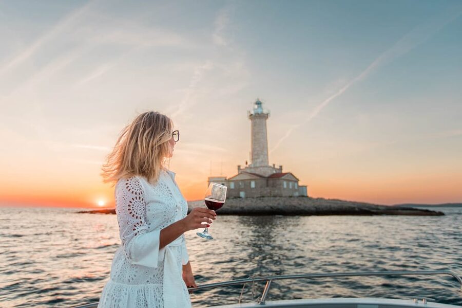 Medulin: Sunset on Speedboat with Lighthouse and Wine - Getting There: Meeting Point and What to Bring