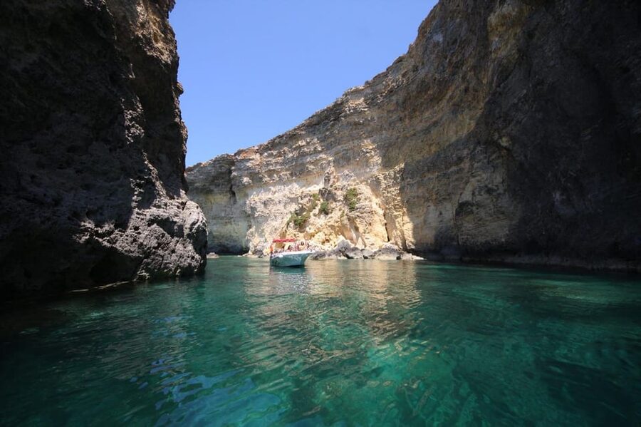 Mellieha: 3:00pm Speedboat round Comino Caves 2h Blue Lagoon - Santa Maria Caves: the stop that turns photos into real views