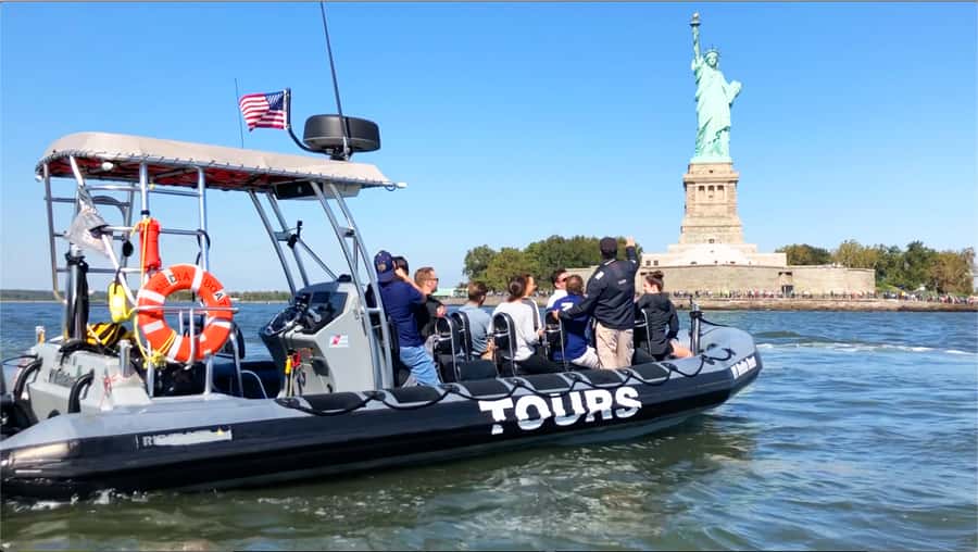 New York City: Harbor Speedboat Tour - Ellis Island and New Jersey Waterfront: Mid-Loop Perspective Change