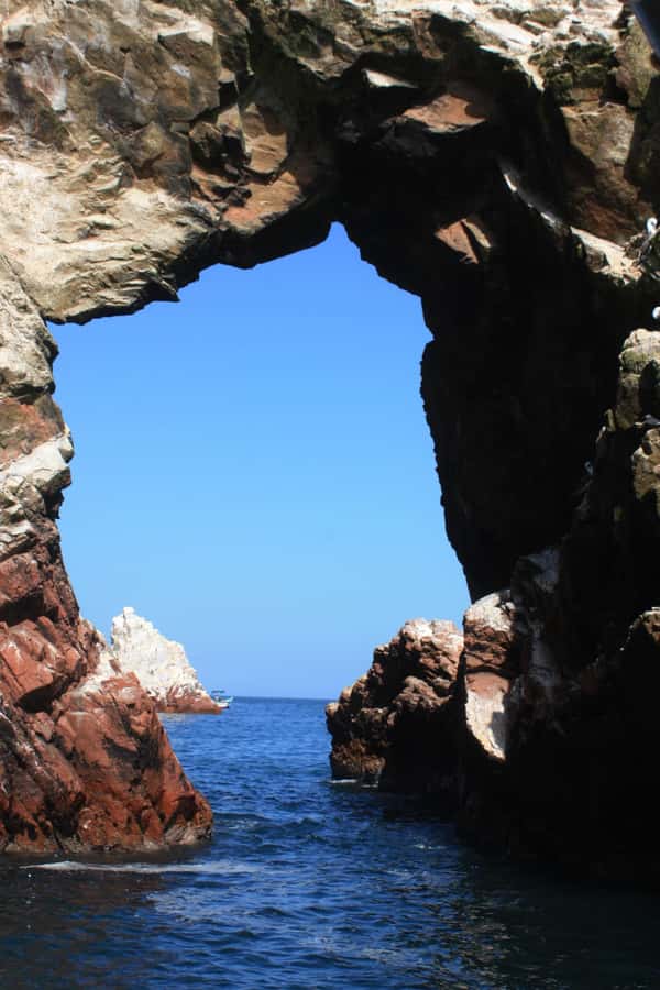 Paracas: speedboat BALLESTAS ISLANDS TOUR - Ballestas Islands monuments: reading the rock from offshore