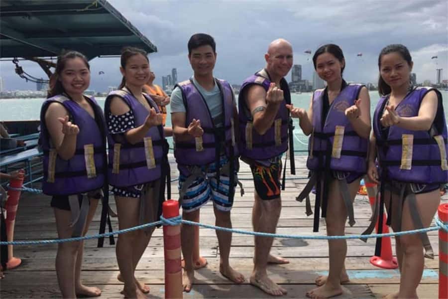 Pattaya: Coral Island Speed Boat, Sea Walker and Lunch - From Pattaya hotel pickup to the pier: the day starts smoothly