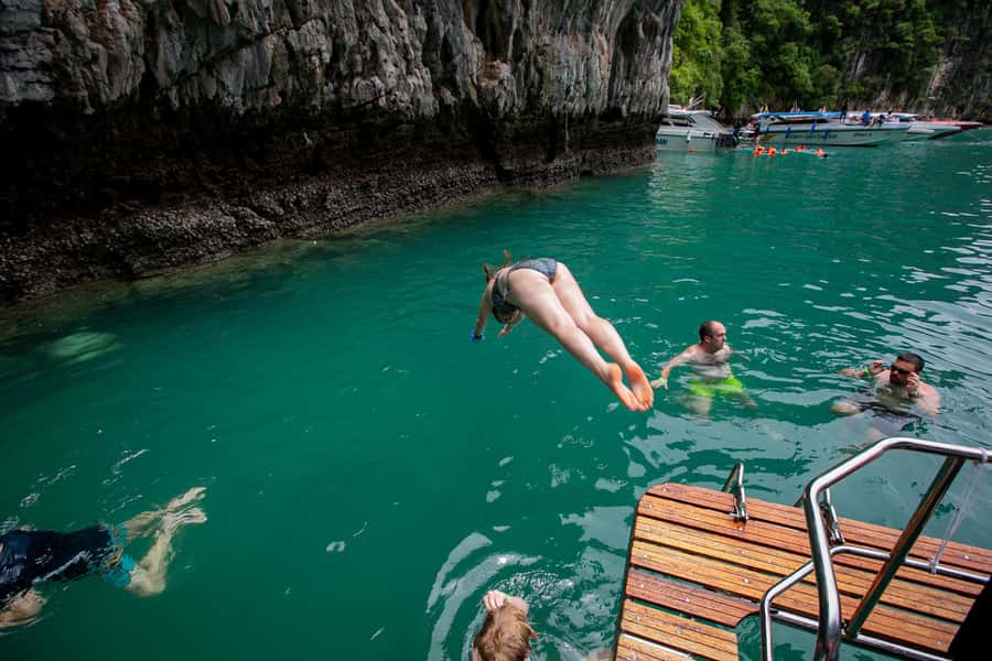 Phi Phi: 7 Islands Speed Boat Tour with Sunset and Plankton - Maya Bay: the movie fame, the rules, and the timing gamble