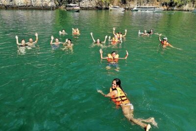 Phi Phi Early Bird & 4 Islands - Day Tour by Speedboat From Krabi - Boat comfort and group size: what up to 30 people feels like